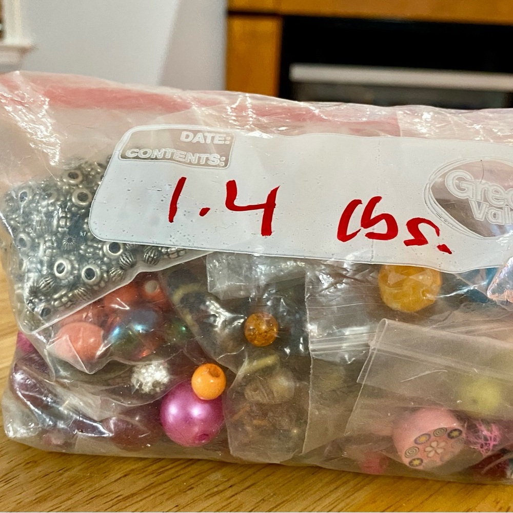 1.4 lb bag of beads - Picture 2 of 3